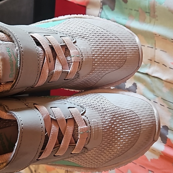 Reebok - Picture 3 of 6